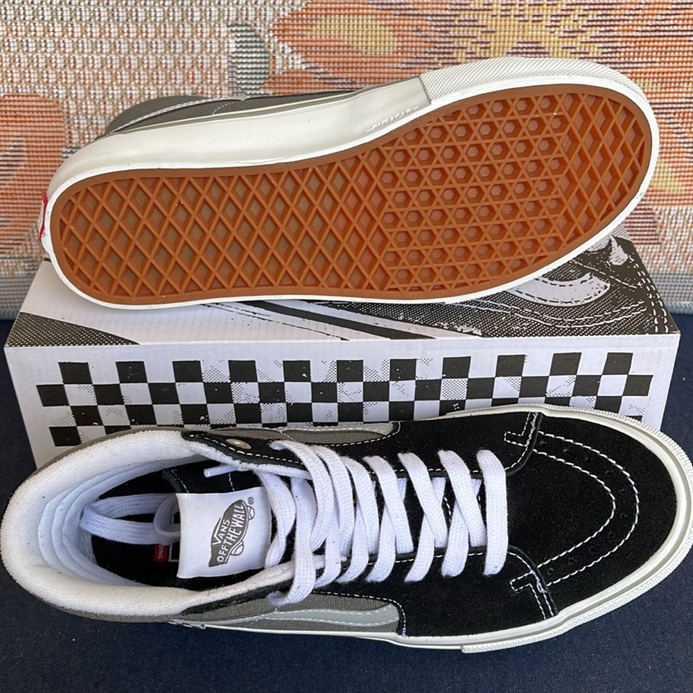 Vans WMNS Skate Sk8-Hi
Reflective Black/Grey
VN0ASFCCN42
Sneakers - Picture 5 of 16